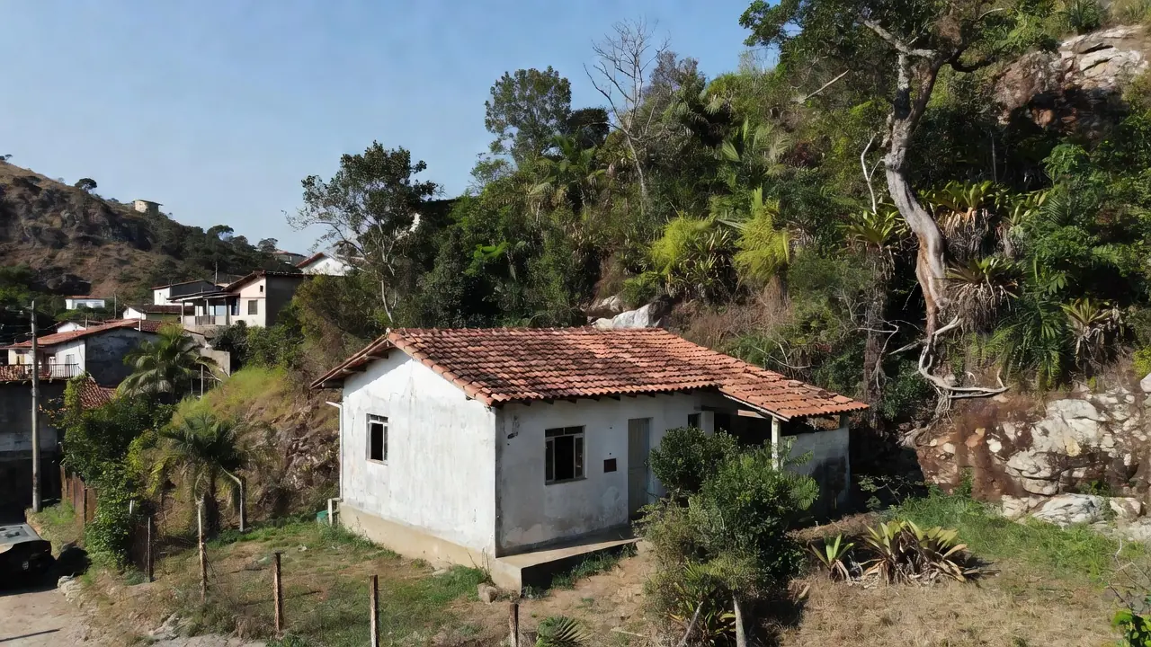 Casa residencial em área com relevo acidentado, representando identificação de risco antes de comprar imóvel.