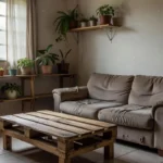 Sala decorada de forma simples e econômica em primeiro apartamento brasileiro