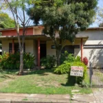 Casa residencial brasileira representando imóvel alugado em venda e direitos do inquilino