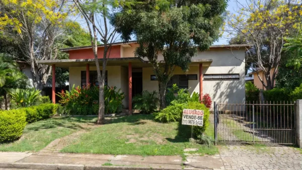 Casa residencial brasileira representando imóvel alugado em venda e direitos do inquilino