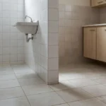 Pisos de cerâmica e porcelanato em banheiro e cozinha brasileiros