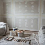 Apartamento em reforma com lonas e ferramentas organizadas
