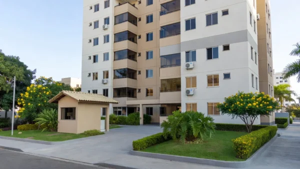Condomínio residencial brasileiro com prédio de apartamentos e área de entrada