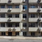Fachada de prédio residencial brasileiro com ar-condicionado instalado nas varandas