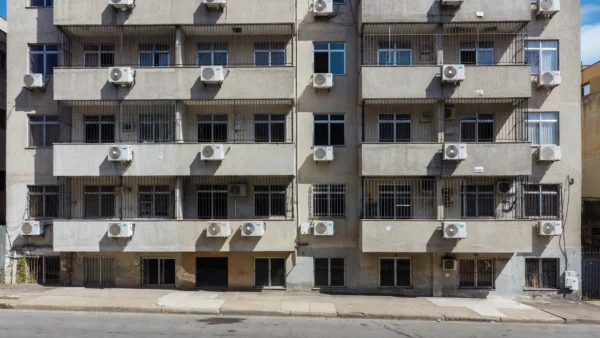 Fachada de prédio residencial brasileiro com ar-condicionado instalado nas varandas