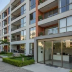 Fachada de edifício residencial brasileiro com entrada de condomínio