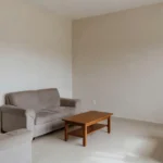 Sala de estar em casa brasileira preparada para venda com reparos simples