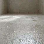 Piso antiderrapante em área molhada de banheiro brasileiro