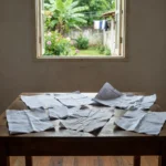 Documentos de certidão de protesto sobre mesa para compra de imóvel