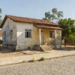 Casa residencial brasileira alugada sob risco de penhora, vista externa do imóvel