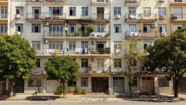 Edifício residencial brasileiro com apartamentos para aluguel