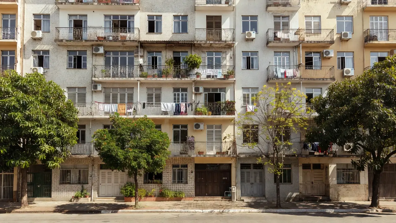 Edifício residencial brasileiro com apartamentos para aluguel