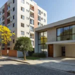 Casa e prédio de apartamentos em bairro residencial brasileiro para comparar custos de comprar ou alugar