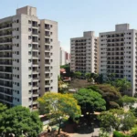 Condomínio residencial brasileiro com prédios e varandas para guia sobre barulho de vizinho