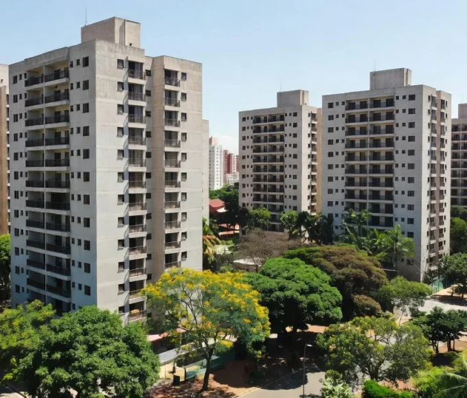 Condomínio residencial brasileiro com prédios e varandas para guia sobre barulho de vizinho
