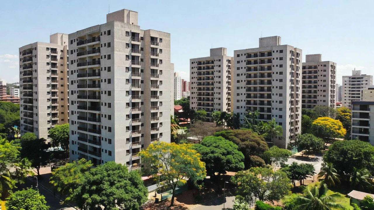 Condomínio residencial brasileiro com prédios e varandas para guia sobre barulho de vizinho