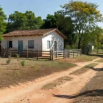 Casa brasileira com servidão de passagem de terra ao lado do imóvel