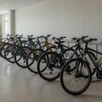 Bicicletário organizado em condomínio residencial brasileiro com bicicletas em racks
