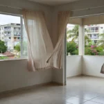 Janelas abertas em apartamento brasileiro para avaliar ventilação natural durante visita
