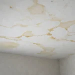 Teto de apartamento com manchas de infiltração de água