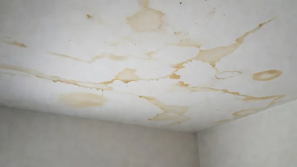 Teto de apartamento com manchas de infiltração de água