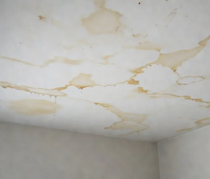Teto de apartamento com manchas de infiltração de água