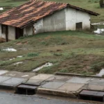 Casa brasileira com quintal e bueiros para evitar alagamento em imóvel alugado