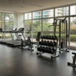 Academia equipada em condomínio residencial brasileiro com aparelhos de ginástica
