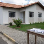 Casa brasileira moderna simbolizando custos do primeiro imóvel próprio