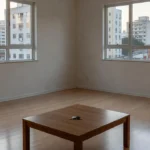 Apartamento vazio com chaves na mesa simbolizando devolução de caução de aluguel