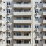 Unidades de ar-condicionado instaladas em varandas de apartamento brasileiro