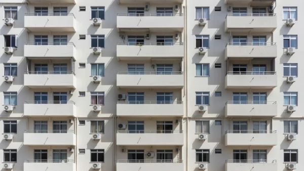 Unidades de ar-condicionado instaladas em varandas de apartamento brasileiro