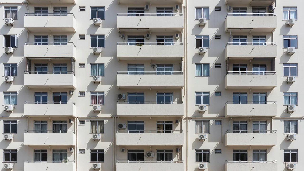 Unidades de ar-condicionado instaladas em varandas de apartamento brasileiro