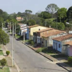 Bairro residencial brasileiro com casas para avaliação de vizinhos antes de comprar imóvel
