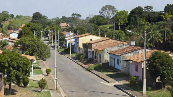 Bairro residencial brasileiro com casas para avaliação de vizinhos antes de comprar imóvel