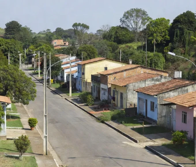 Bairro residencial brasileiro com casas para avaliação de vizinhos antes de comprar imóvel