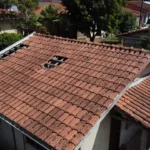 Telhado de casa usada com telhas cerâmicas em inspeção antes da compra