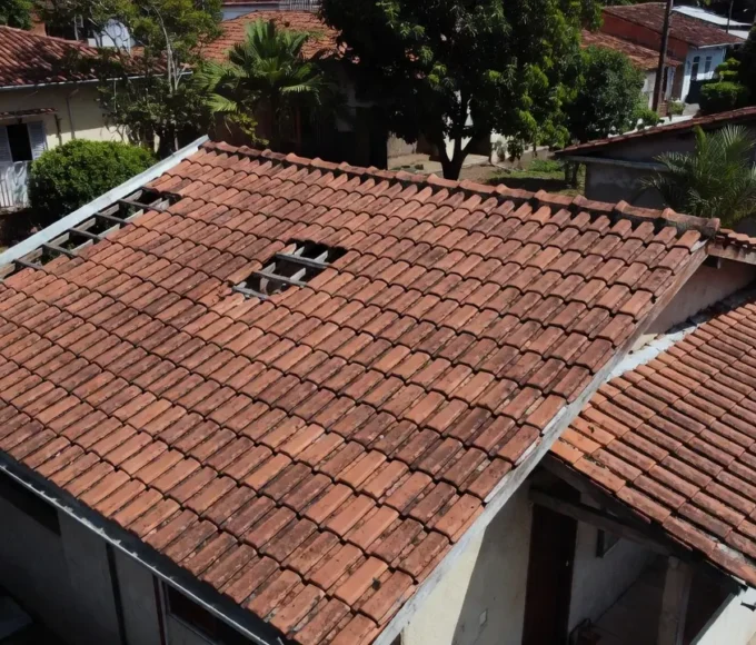 Telhado de casa usada com telhas cerâmicas em inspeção antes da compra