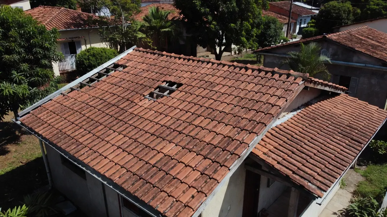 Telhado de casa usada com telhas cerâmicas em inspeção antes da compra